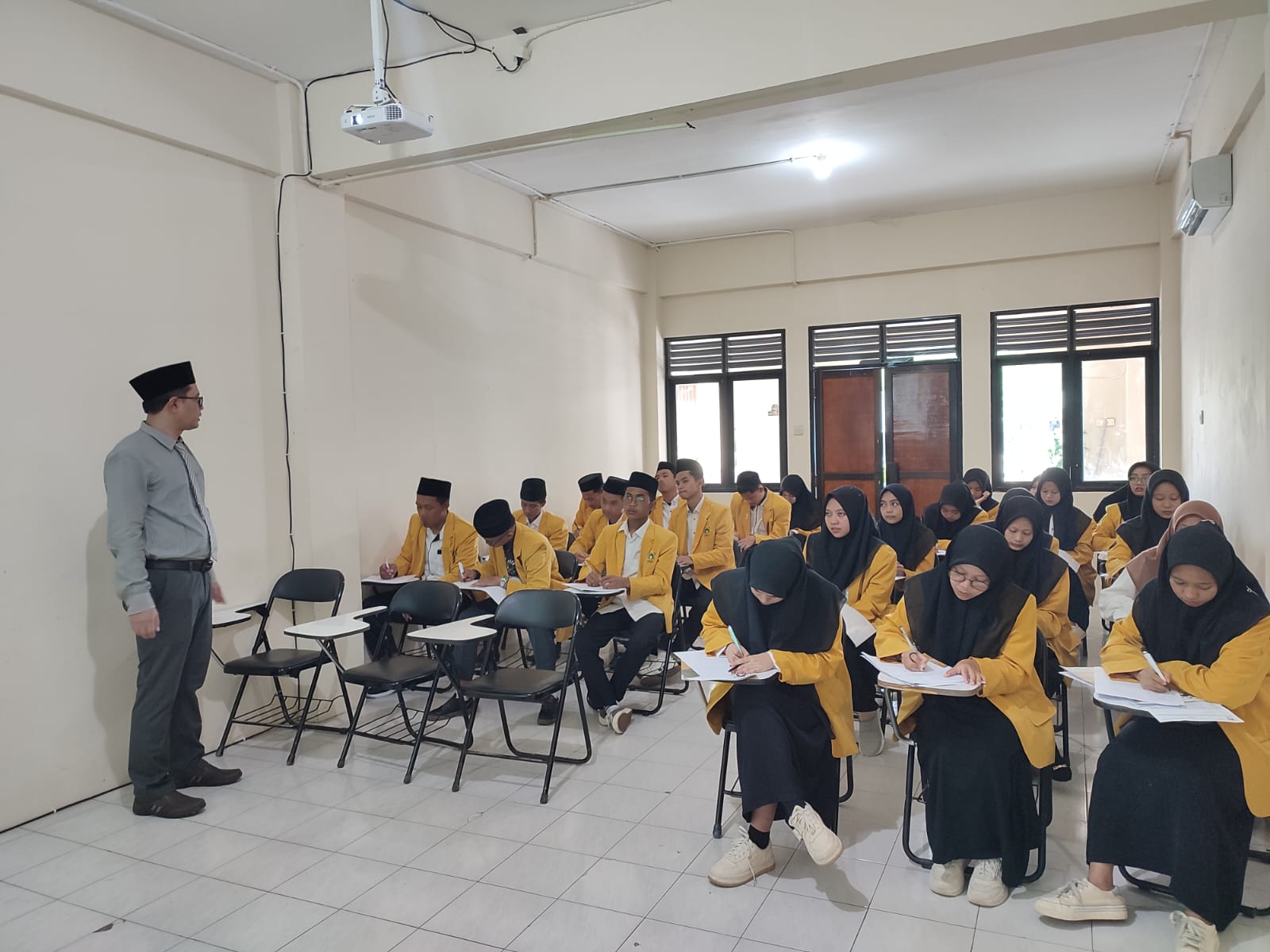 UTS Perdana di IAIT Pacitan Berlangsung Tertib, Mahasiswa Antusias Ikuti Ujian