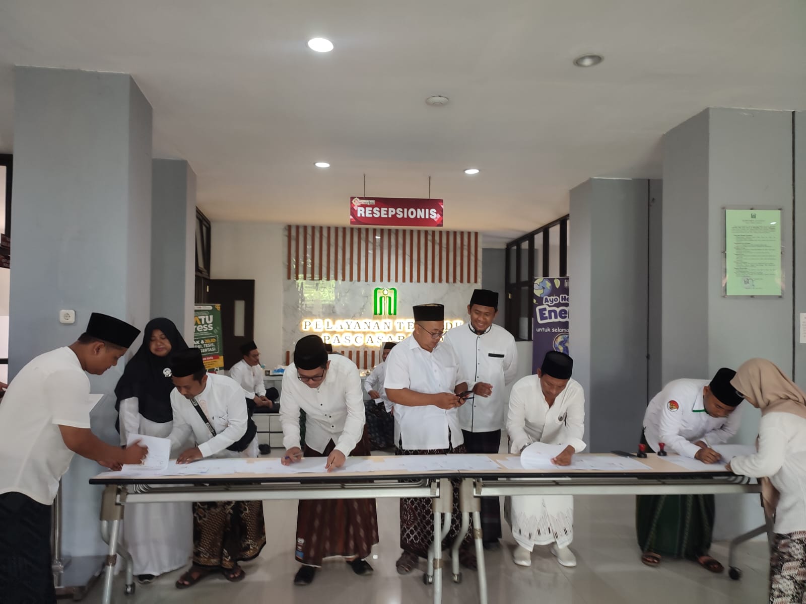 IAIT Pacitan Terima Hibah Delapan Unit Komputer dari UIN SATU Tulungagung